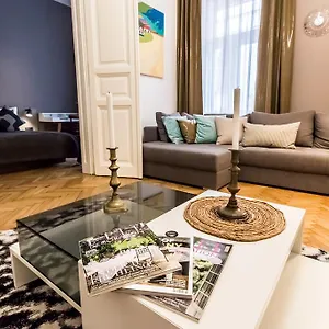 Urbano Styles Downtown Apartment